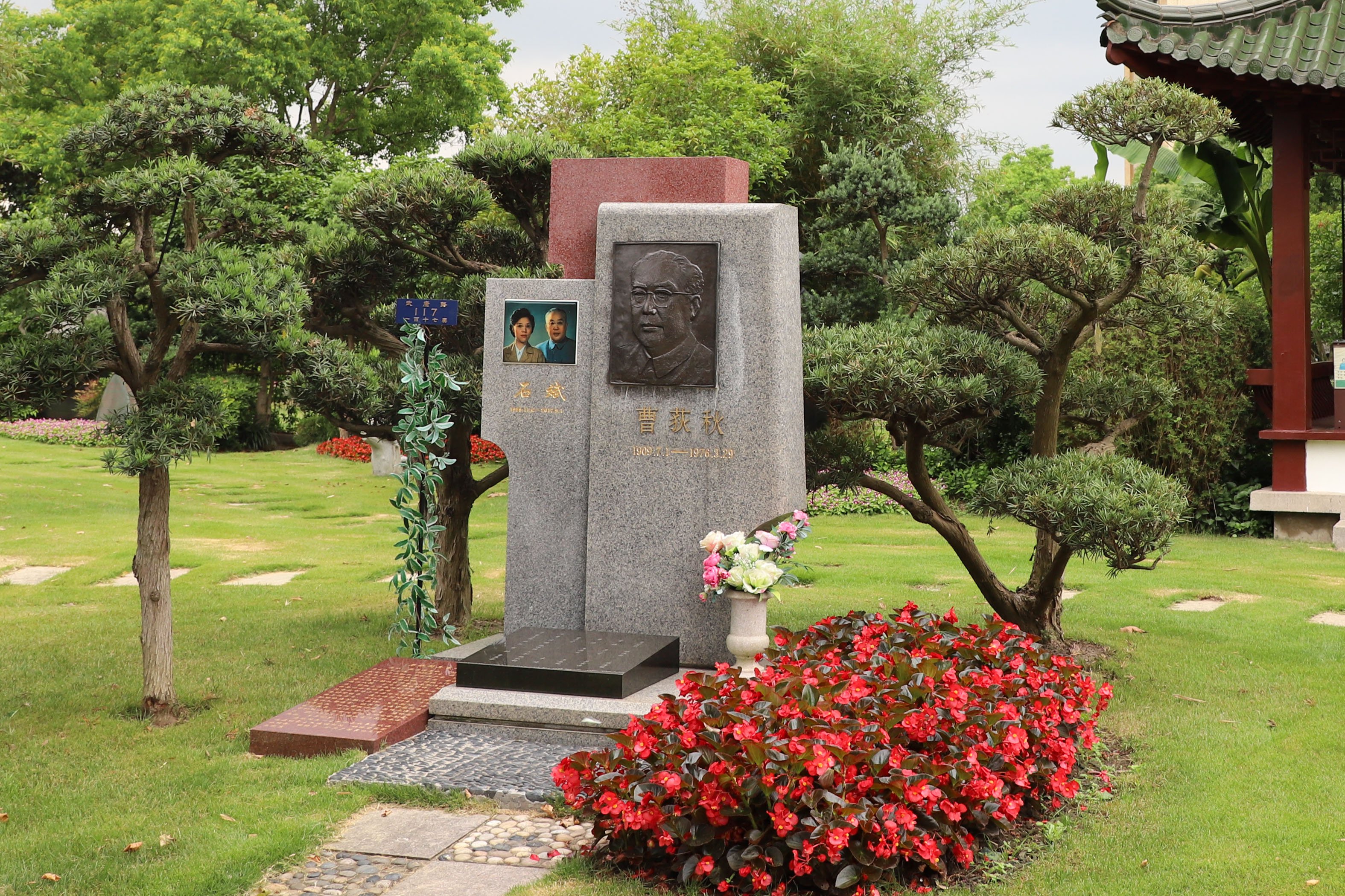 历史回响：曹荻秋纪念碑下的敬仰与思考